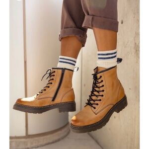 Elvis Platform Boots in Cognac